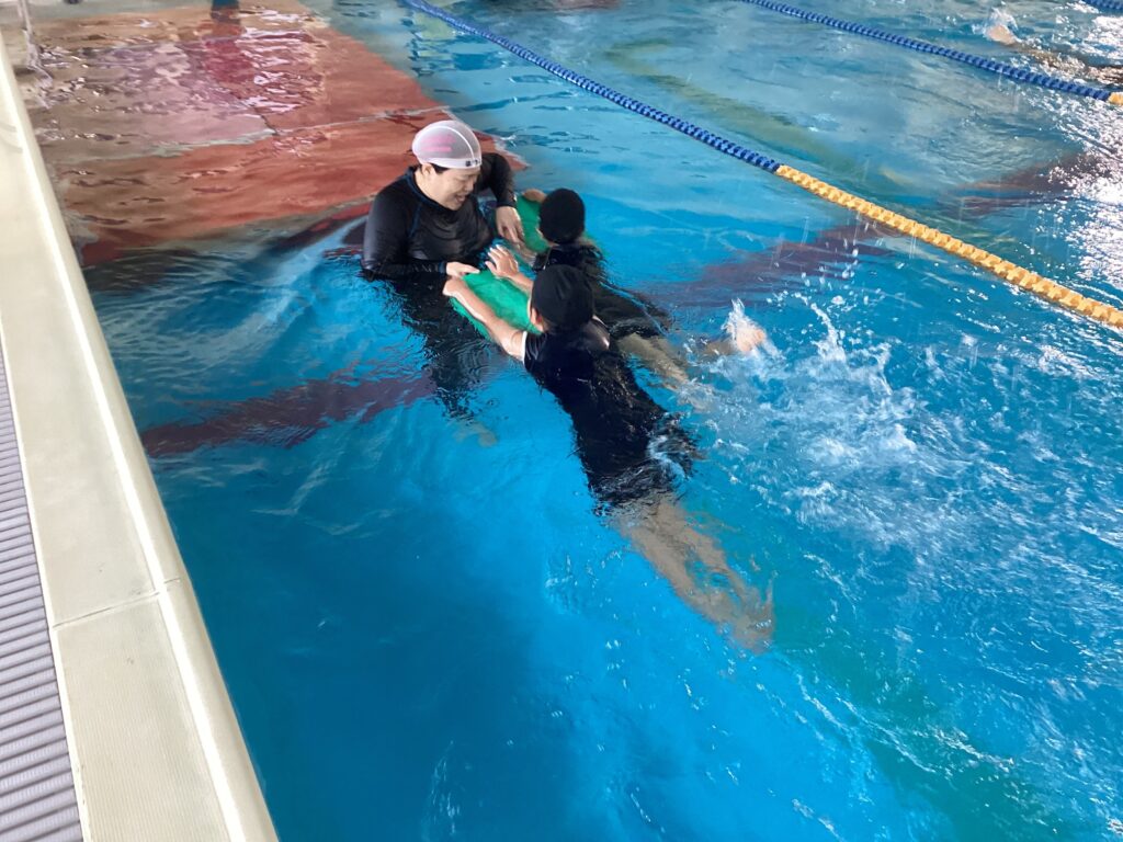水泳教室でバタ足の基本練習をする様子のイメージ